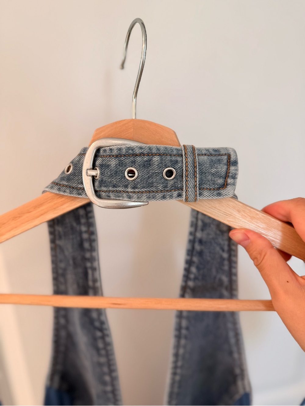 New Alice + Olivia SOLANA BUCKLE DENIM HALTER MINI DRESS - Picture 10 of 14